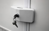 Thule Door Lock – бяла допълнителна заключалка за врата,