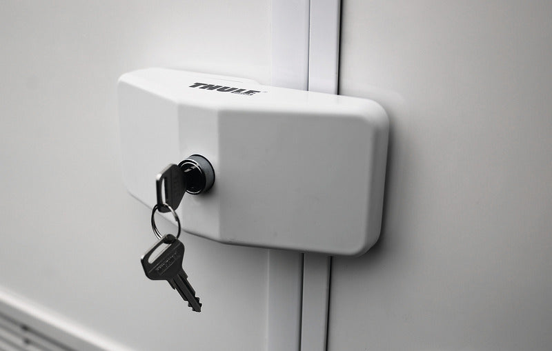 Thule Door Lock – бяла допълнителна заключалка за врата,